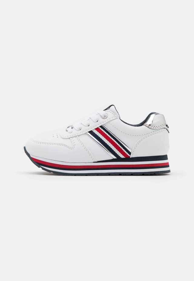 Trainers - white