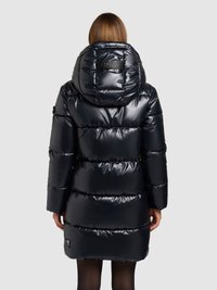 Čierna lesklá vatovaná bunda s veľkou kapucňou, horizontálnym prešívaním, logom na zadnej strane a dlhými rukávmi.