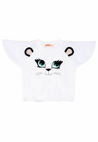 Camiseta corta blanca con diseño de cara de león, ojos azules, acentos negros y detalles de tela en las orejas en los hombros.
