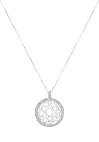 Zilveren hanger ketting met een complexe uitsnede, ronde vorm en een rand versierd met kleine heldere stenen.