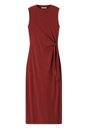 Robe midi sans manches rouge profond avec col rond et détail noué sur le côté créant un effet drapé sur la taille droite.