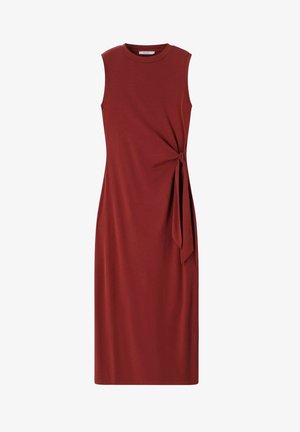 Robe midi sans manches rouge profond avec col rond et détail noué sur le côté créant un effet drapé sur la taille droite.