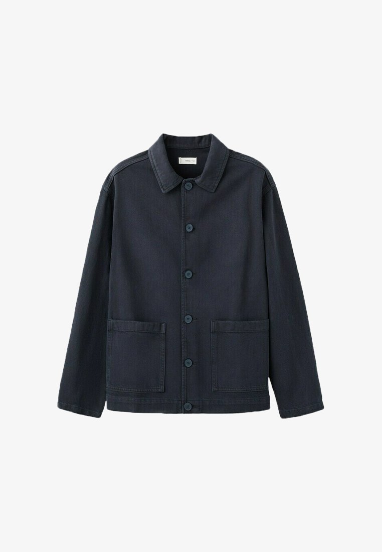 Veste boutonnée bleu marine foncé avec col et deux poches plaquées à l'avant, présentée sur un fond blanc.