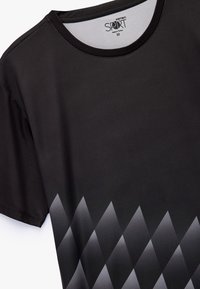 Czarny sportowy t-shirt z diamentowym wzorem w gradientowym odcieniu szarości. Wykonany z lekkiego materiału, z okrągłym dekoltem i krótkimi rękawami.
