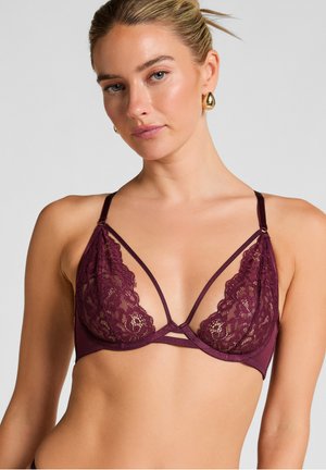 Bordeaux lingerie bralette met kanten cups, dunne verstelbare bandjes en een crisscross ontwerp in het midden voor extra detail.