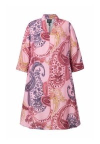 Jasnoróżowy kimono w wzór paisley z rękawami o długości trzech czwartych, zdobione niebieskimi, czerwonymi i żółtymi akcentami kwiatowymi. Miękka tkanina o zwiewnym kroju.