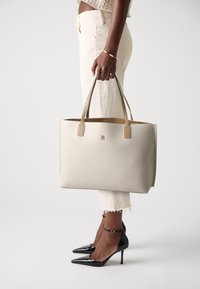 Tommy Hilfiger - DISTINCT TOTE SET - Bolso shopping - classic beige Imagen en miniatura 1