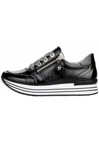 Baskets en cuir verni noir avec une finition texturée, dotées d'une fermeture éclair sur le côté, d'une semelle rayée noire et blanche et de lacets décoratifs.