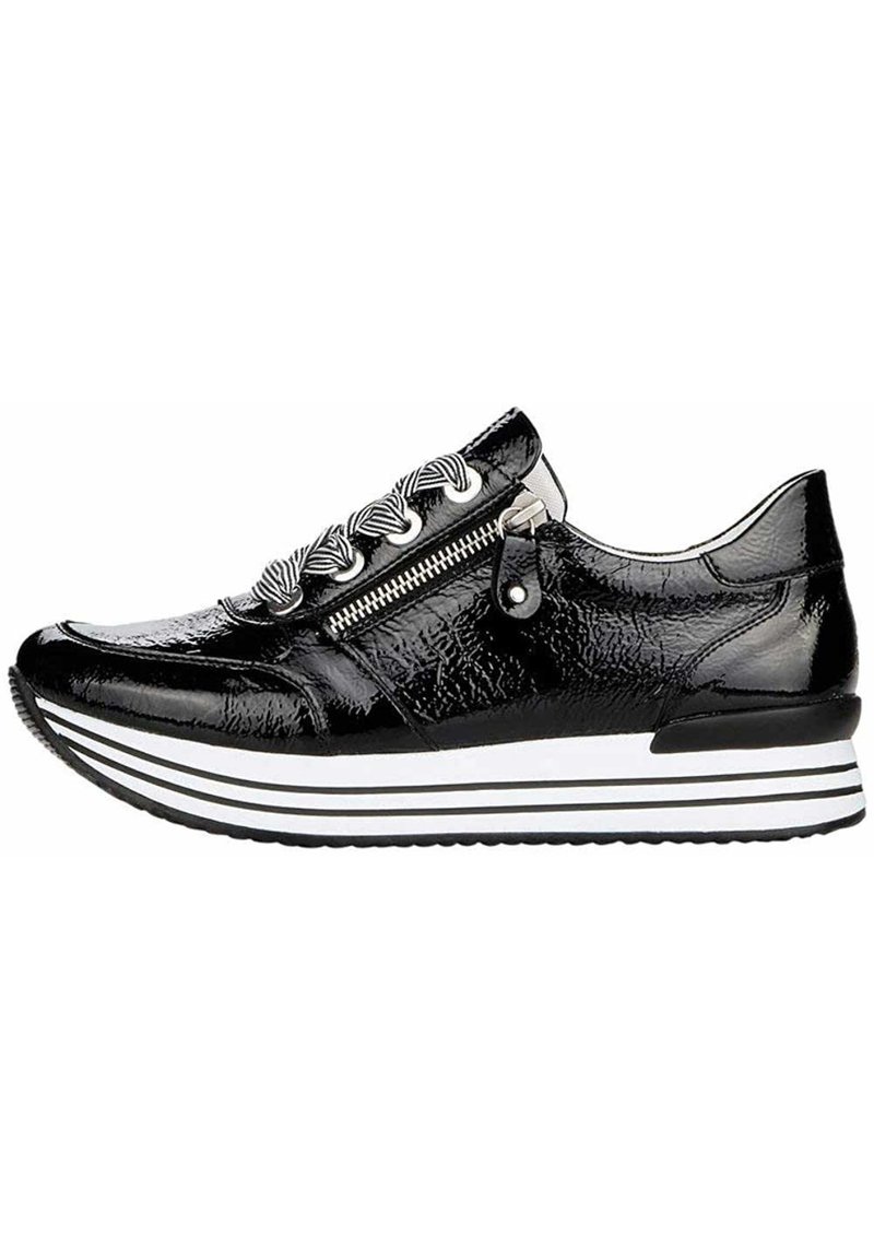 Baskets en cuir verni noir avec une finition texturée, dotées d'une fermeture éclair sur le côté, d'une semelle rayée noire et blanche et de lacets décoratifs.