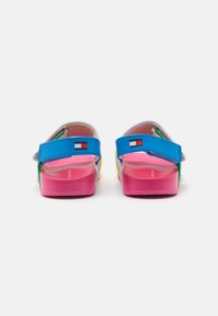 Kleurige sandalen met een blauwe band, roze zool en veelkleurige accenten. Beschikt over een klein logo-label op de blauwe band.