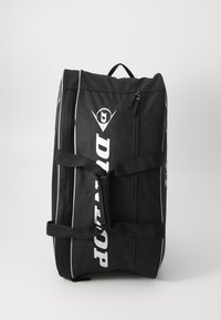 Zaino sportivo nero realizzato in tessuto durevole, con strisce bianche e logo, chiusura con zip e spallacci regolabili per un trasporto sicuro.