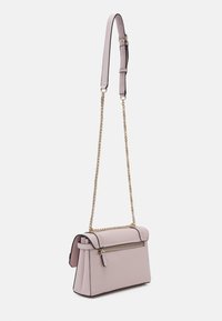 Borsa a mano in pelle sintetica rosa con forma strutturata, tracolla in catena dorata, dettaglio della tasca con zipper e design a pattina.