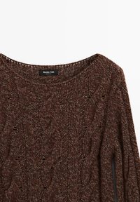 Maglione a trecce in una ricca tonalità di marrone, con scollo rotondo e motivi testurizzati. Realizzato in un morbido tessuto a maglia spessa.