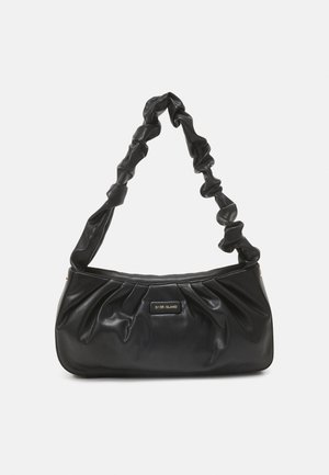 Sort skuldertaske med rynket design, skrumpet strop og lille rektangulært guldfarvet "River Island" logoemblem på frontens centrum.