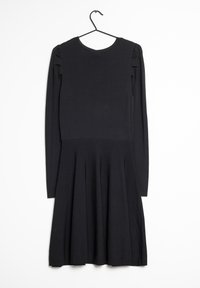 Svart långärmad klänning med figurnära midja och utsvängd kjol. Har plisserade detaljer på ärmarna och rund halsringning. Materialet ser mjukt ut.