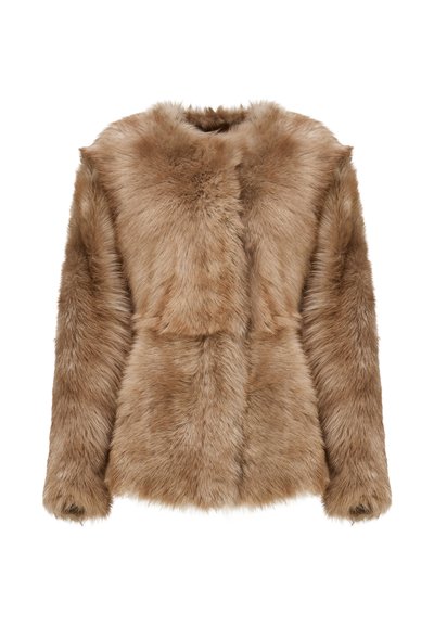 Cappotto in pelliccia marrone con texture soffice, maniche corte e silhouette aderente. Il design non prevede chiusure e presenta un collo arrotondato.