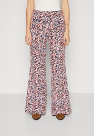 Flared broek in een bloemenpatroon met roze, blauwe en witte kleuren op een zachte, lichte stof met een elastische tailleband.