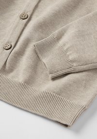 Beige Cardigan aus weichem Material, mit gerippten Bündchen und Saum, dekorativen braunen Knöpfen und einem klassischen, lässigen Design.