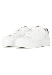 Sneakers in pelle bianca con finitura testurizzata, punta rotonda e suola in gomma piatta. Presentano un sistema di chiusura con lacci e sottili perforazioni per la traspirabilità.