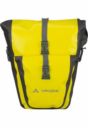 Borsa per bicicletta impermeabile gialla con dettagli neri, caratterizzata da un design a roll-top, cinture regolabili e un logo ben visibile. Superficie texturizzata.