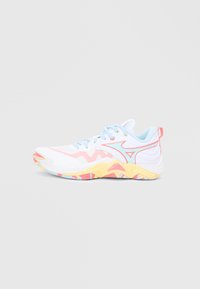 Weißer Sportschuh mit Mesh-Obermaterial, pinken und blauen Akzenten, gelber Sohle und einer bunten, gemusterten Außensohle; verfügt über eine Schnürverschluss.