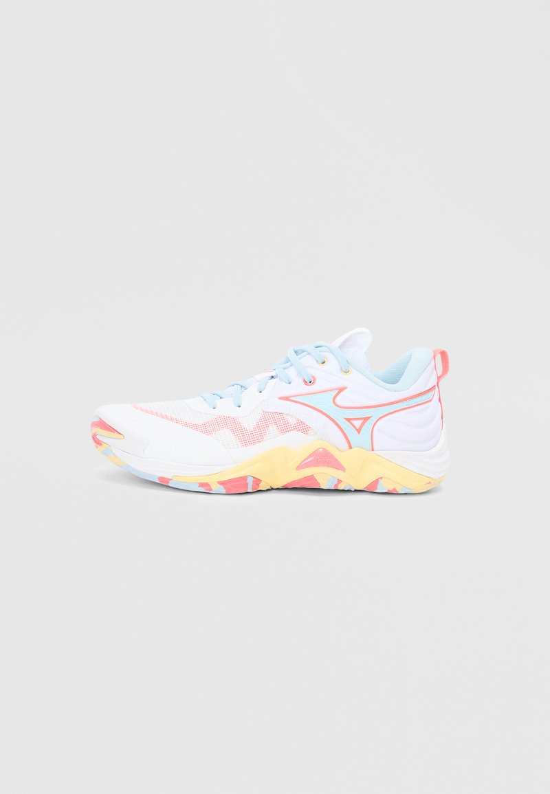 Weißer Sportschuh mit Mesh-Obermaterial, pinken und blauen Akzenten, gelber Sohle und einer bunten, gemusterten Außensohle; verfügt über eine Schnürverschluss.