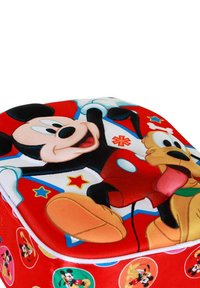 Boîte de rangement en tissu rouge en forme de cube avec des graphismes de Mickey Mouse et Pluto, des accents d'étoiles et des détails circulaires aux motifs de personnages sur les côtés.