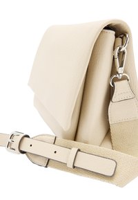 Beżowa torebka crossbody z teksturowanej skóry, z klapką, srebrnym okuciem i dopasowanym regulowanym paskiem. Posiada gładkie wykończenie.