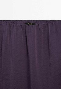 Lila, leichtes Gewebe mit einer weichen Textur und einem gerafften Bund. Verfügt über ein Etikett mit der Aufschrift "Massimo Dutti".