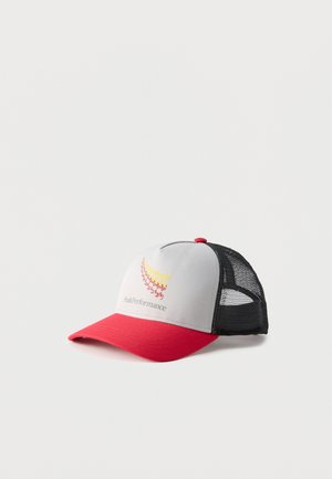 Casquette de baseball avec visière rouge, avant gris clair avec logo jaune et rouge, arrière en mesh noir et texte « Peak Performance ».