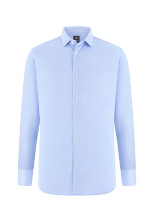 Chemise habillée bleu clair à manches longues avec boutons blancs et col classique, présentée sur un fond blanc.