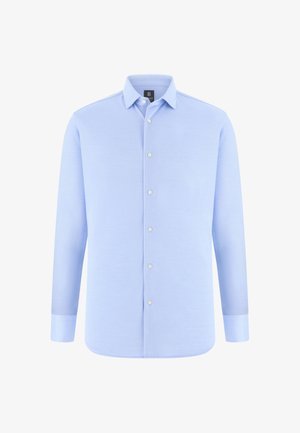 Lichtblauw overhemd met lange mouwen, witte knopen en een klassieke kraag, weergegeven op een witte achtergrond.