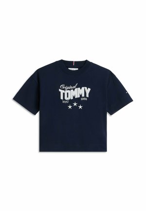 Marineblå T-shirt med korte ærmer med teksten "Original Tommy NYC 1985" og tre stjerner trykt i hvid på forsiden.