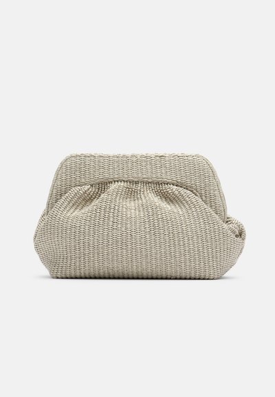 Pochette tissée beige avec une forme rectangulaire douce et froncée, aux coins arrondis, présentée sur un fond blanc uni.