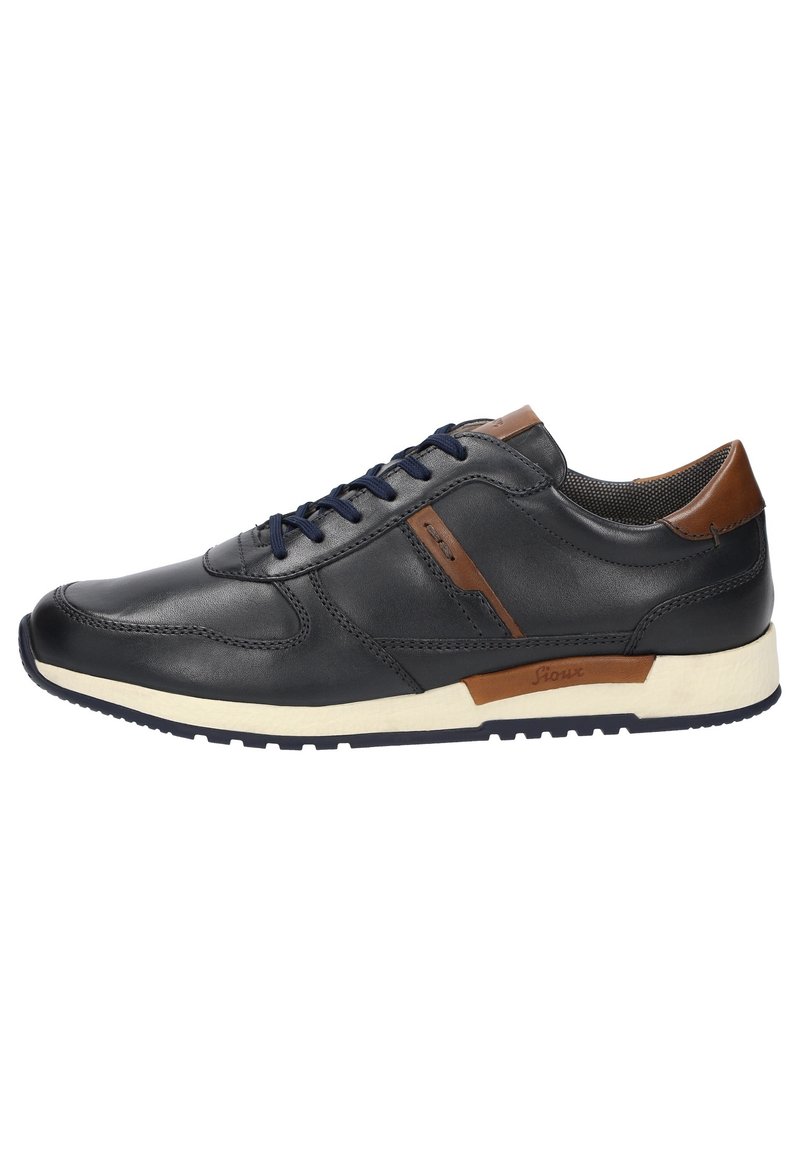Zwarte leren sneaker met bruine accenten, marineblauwe veters, witte zool met profiel en gevoerde kraag, zijwaarts weergegeven tegen een witte achtergrond.