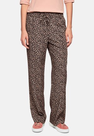 Leopard print pants made of soft fabric with an elastic waistband and drawstring. Loose fit and wide leg style, paired with pink shoes.