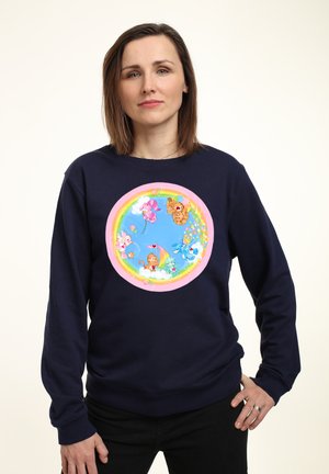Námořnická modrá mikina se žebrovanými manžetami a lemem. Uprostřed je barevný potisk znázorňující kreslené zvířata v kruhovém uspořádání na světle modrém pozadí.