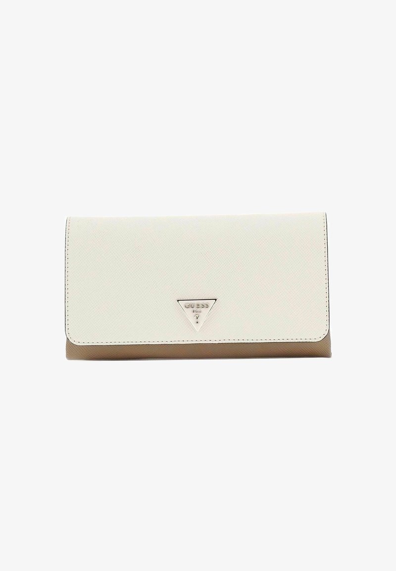 Beige- und cremefarbener rechteckiger Geldbeutel aus synthetischem Material, mit einem Druckverschluss und einem metallischen, dreieckigen Logo auf der Vorderseite.