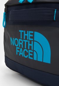 The North Face BASE CAMP VOYAGER DUFFEL 42L UNISEX - Saco de viagem - aviator navy/meridianblue