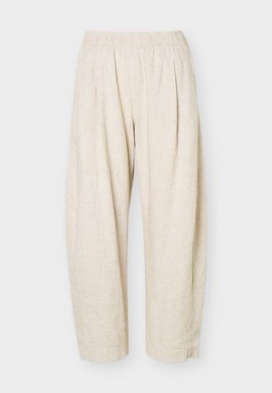 Μπεζ λινό παντελόνι σε άνετη γραμμή με ελαστική μέση και διακριτικά εμπρός πιέτες, κατάλληλο για καθημερινή χρήση.