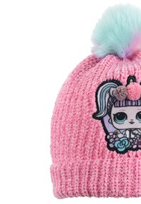 Cappello beanie rosa lavorato a maglia con bordo a costine, caratterizzato da un design di personaggio dei cartoni animati e un pom-pom soffice di colore azzurro chiaro sulla cima.