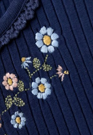 Marineblau gerippter Stoff mit bestickten Blumen in Hellblau, Pink und Gelb sowie Details am Kragen und grünen Akzenten.