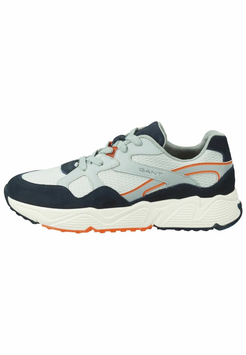 Herren Sneakers in Hellgrau, Marineblau und Orange. Merkmale sind Mesh- und Wildledermaterialien, Schnürdesign und eine dicke, weiße Gummisohle mit strukturierten Akzenten.