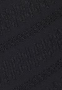 Tessuto nero lavorato a maglia caratterizzato da un motivo testurizzato con linee diagonali e rilievi. Texture liscia con una leggera lucentezza alla luce.