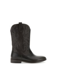 Bota vaquera de cuero negro con intrincados patrones grabados, punta redonda y tacón bajo apilado, con pestañas para poner y quitar fácilmente.