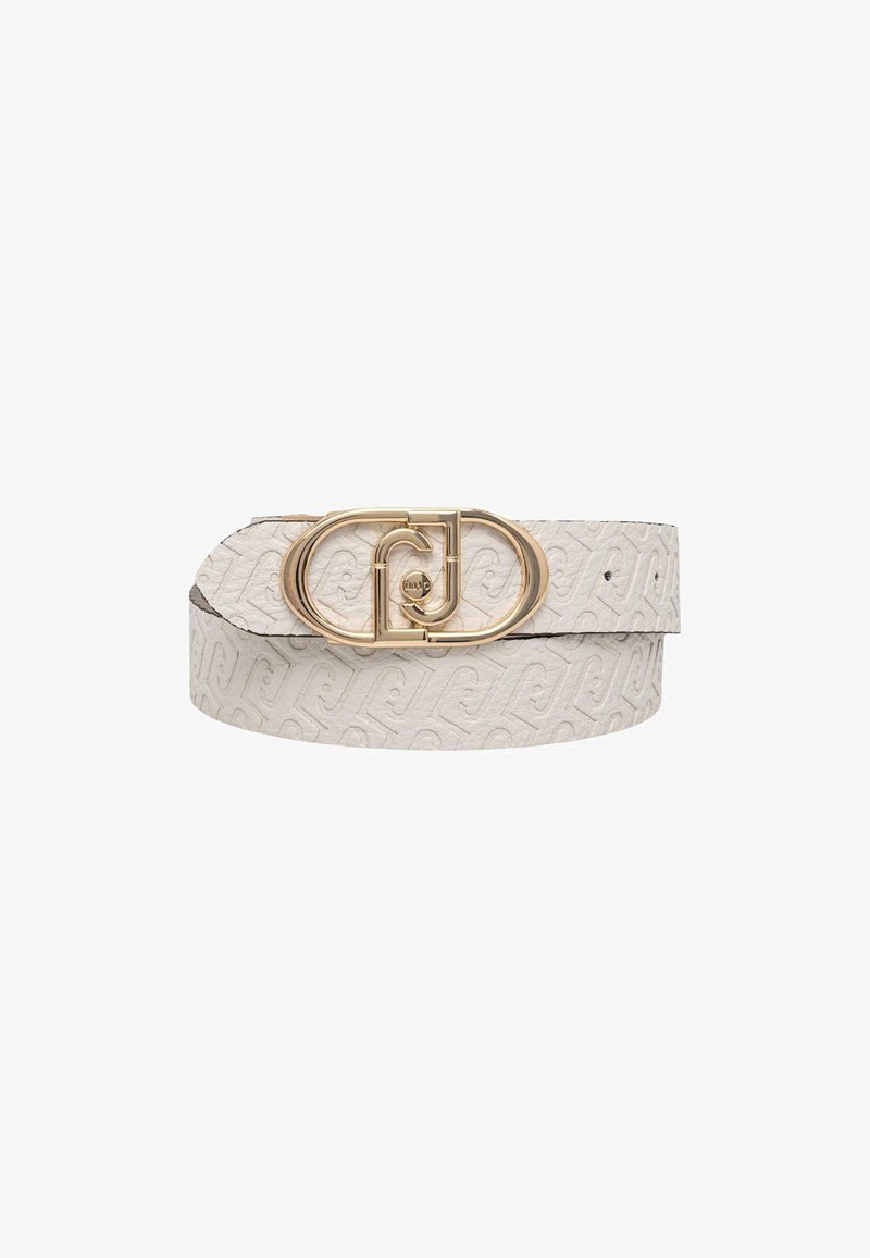 Cinturón de cuero blanco con diseño texturizado y hebilla ovalada en tono dorado. La hebilla presenta elementos entrelazados y un grabado con la marca.