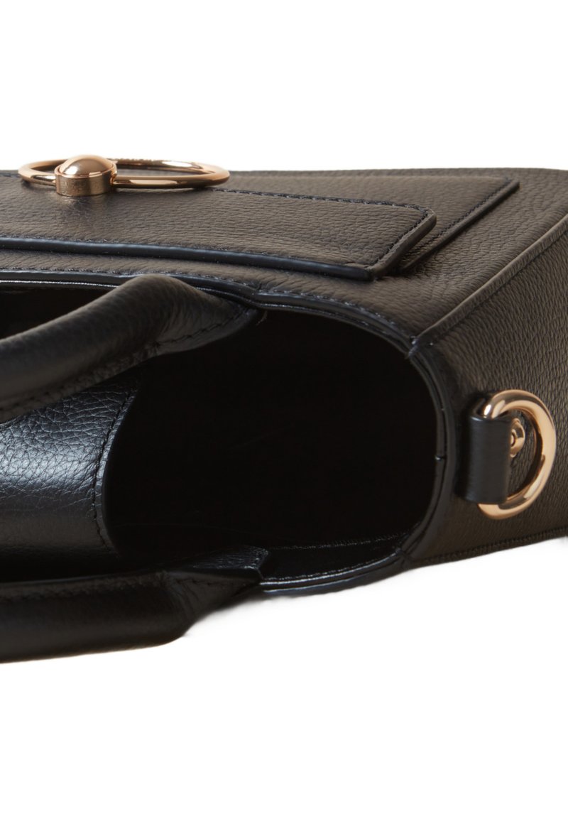 Sac à main en cuir noir avec une finition texturée, accents en métal doré, forme rectangulaire et un rabat supérieur avec un fermoir circulaire.