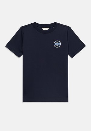 Tmavomodré tričko s krátkym rukávom, okrúhlym výstrihom a malou okrúhlou nášivkou s logom GANT na ľavej strane hrude.