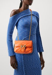Pinko LOVE PUFF  - Torba čez telo - orange