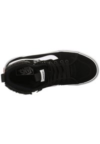 Zapatillas altas de ante negro con una franja lateral blanca, cuello texturizado, cordones negros y una suela de goma blanca con una etiqueta de marca.